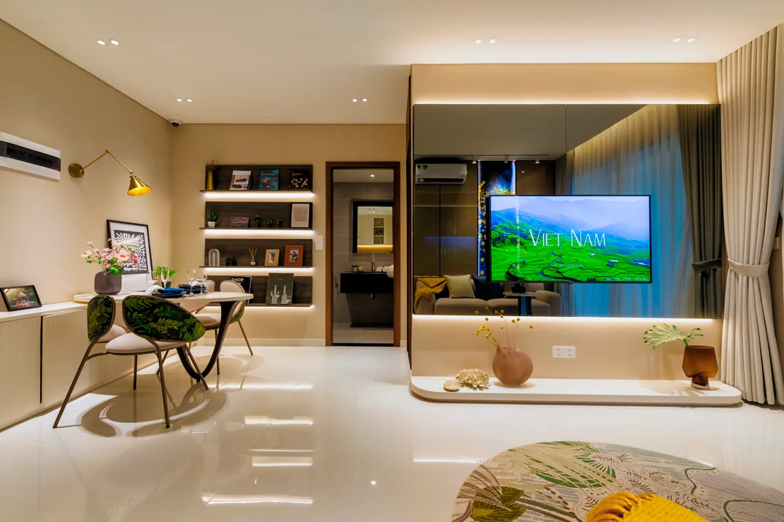 Lounge with garden-view loggia